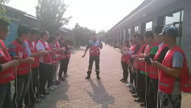 北京京通医院,教官们讲解户外生存知识