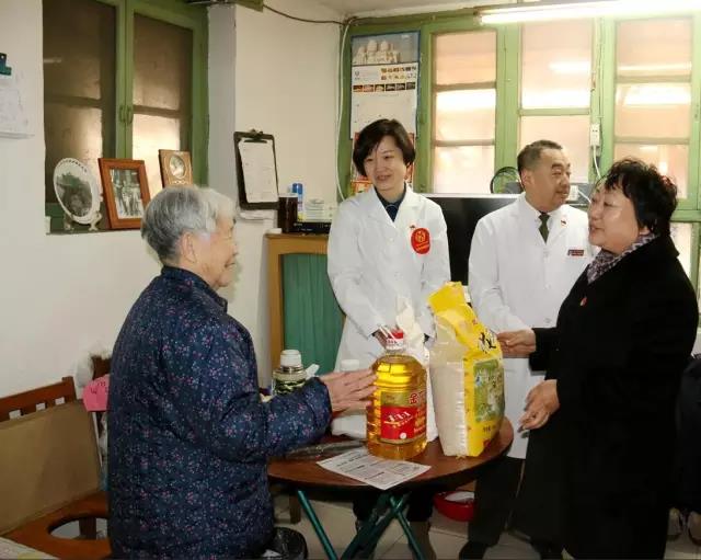 北京京通医院,为贫困家庭送上生活用品