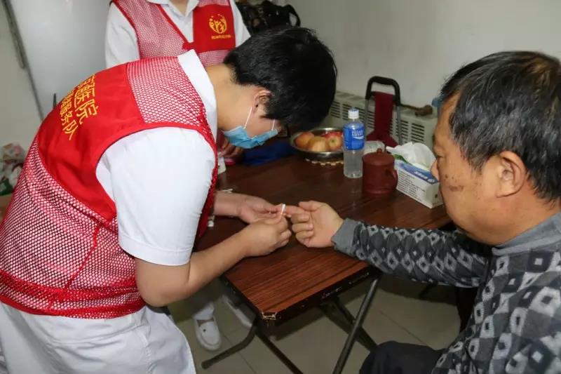 北京京通医院,为退休残疾人士进行上门义诊服务