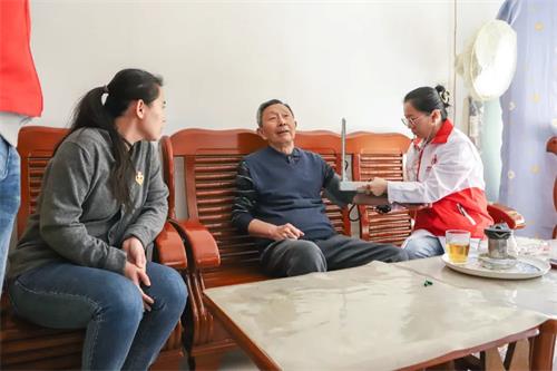 北京京通医院,京通医院关怀老年人身体健康
