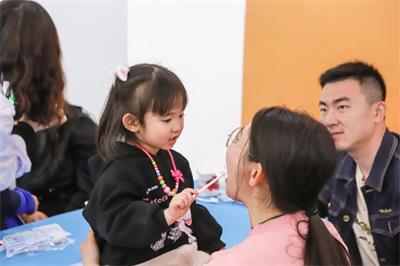 北京京通医院,孩子给父母检查口腔