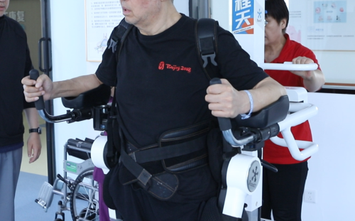 北京京通医院康复科患者正在使用下肢康复机器人进行步态训练