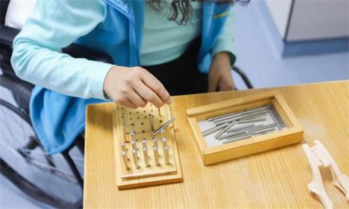 北京京通医院康复科患者正在进行上肢训练